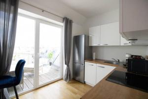 Sunny & Cozy Penthouse with Balcony l DG414