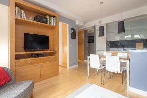 Metro Pole Mokotowskie Cosy Apartment by BookingHost