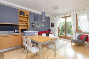Metro Pole Mokotowskie Cosy Apartment by BookingHost