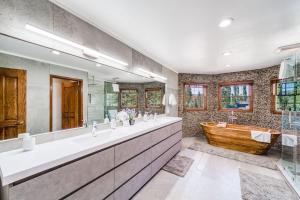 Bears Palace at Big Bear - Swim Spa - Games - Central Luxe Chalet Retreat