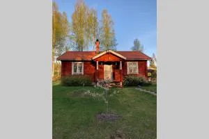 Trevlig stuga med endast 300 m till Dalälven. - 萨拉