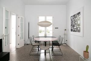 Luxury modernist design townhouse with garden