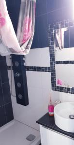 Sejours chez l'habitant Butterfly Bedroom in Sweet Home : Chambre Double