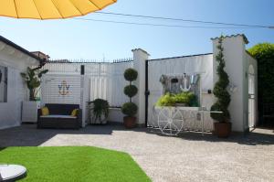 Zimmer mit Kingsize-Bett und Terrasse