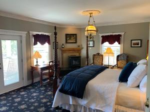 Demetria - King Room with View and Balcony room in ForFriends Inn Wine Country Bed and Breakfast