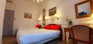 Hotels Hotel Richelieu : Chambre Triple avec Baignoire