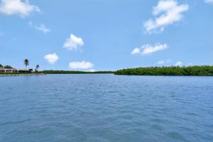 Waterfront home on key lot with pool/view of river - Ubytování bez kategorie ve městě Marco Island