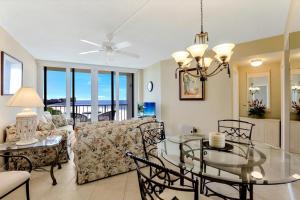 Sunny beachfront condo with pool and SW-facing balcony