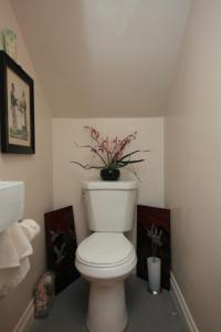 Overlooking Marina del Rey sailboats, is Green Ginger Playa Del Rey on the bluff,