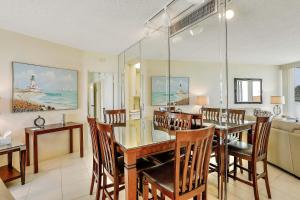 Cozy beachfront condo with pool and tennis courts
