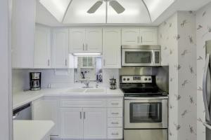 Cozy beachfront condo with pool and tennis courts