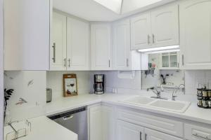 Cozy beachfront condo with pool and tennis courts
