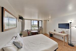 Studio Apartment room in Hawaiian Monarch 801 condo