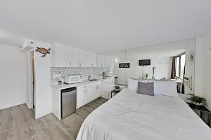 Studio Apartment room in Hawaiian Monarch 2312 condo