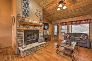 3 Mi to Fool Hollow Lake Cozy Cabin with Deck