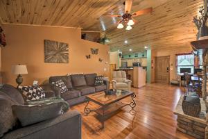 3 Mi to Fool Hollow Lake Cozy Cabin with Deck