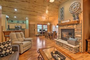 3 Mi to Fool Hollow Lake Cozy Cabin with Deck