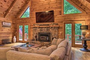 7 Mi to Ski Slopes Mars Hill Cabin with Hot Tub!