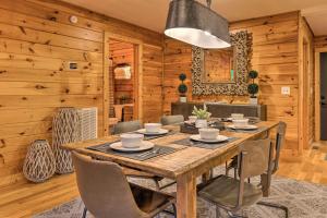 7 Mi to Ski Slopes Mars Hill Cabin with Hot Tub!