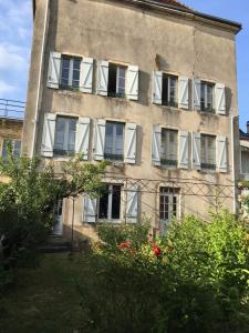 Appartements Grands Gites de charme avec jardin, lieu calme et paisible en plein coeur d'Arbois, linge inclu, lits faits a l'arrivee et menage en fin de sejour : photos des chambres