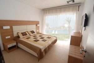 Double or Twin Room with Partial Sea View