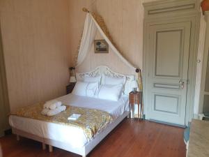 B&B / Chambres d'hotes Chateau de Saint Bonnet les Oules : Suite Junior Familiale