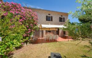 Maisons de vacances Stunning home in La Garde with 2 Bedrooms, Internet and Outdoor swimming pool : photos des chambres