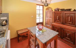 Maisons de vacances Lovely Home In La Garde With Kitchen : photos des chambres