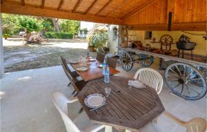 Maisons de vacances Amazing home in La Garde with 2 Bedrooms, Internet and Outdoor swimming pool : photos des chambres