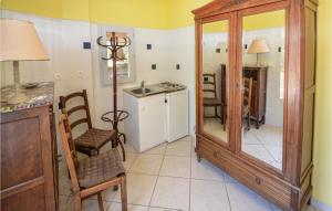 Maisons de vacances Amazing home in La Garde with 2 Bedrooms, Internet and Outdoor swimming pool : photos des chambres