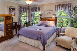 Queen Room with Balcony room in Woodrow House Bed & Breakfast