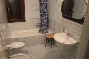 Camera Matrimoniale con Balcone e Bagno in Comune