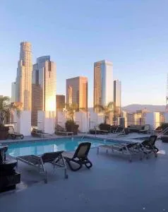 Huge Downtown LA Loft with Rooftop Pool & Jacuzzi - Vernon