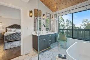 Marbella Lane - 3BR Penthouse Executive Suite, SFO, Parking - Oceanview