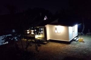 Farmstay in ചില്ലുകൂടാരം at Les Domki et al.