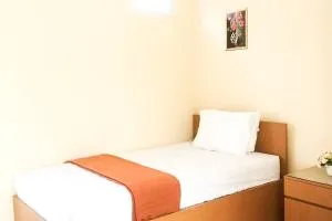 Muzdalifa Syariah near Alun Alun Gresik Mitra RedDoorz - Gresik