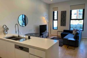 obrázek - Luxe 2BR Executive Apartment Kingston Pool Parking WiFi BBQ Wine