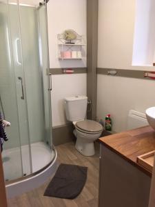 Maisons de vacances Gite galets et bois flottes proche mer gold beach meuble de tourisme 4 etoiles : photos des chambres