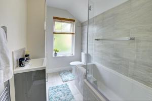 Knighton 2-Bedroom Cottage - Free Parking, Contractor friendly
