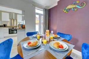 Knighton 2-Bedroom Cottage - Free Parking, Contractor friendly