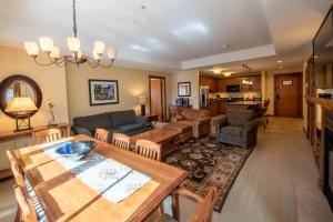 Spacious 3 Bedroom Condo with Balcony in Mountaineer Square condo