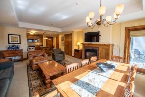 Spacious 3 Bedroom Condo with Balcony in Mountaineer Square condo