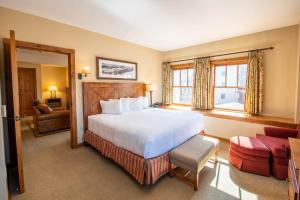 Spacious 3 Bedroom Condo with Balcony in Mountaineer Square condo