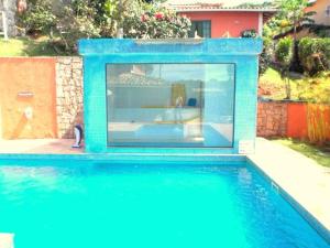 Belíssima Casa com extensa área externa - piscina, sauna, churrasqueira e campo de futebol - com 5 suítes e a 500 metros da Rua das Pedras