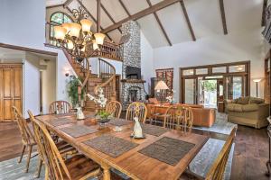 Ornate Lake Arrowhead Home with Deck - 3hvězdičkové hotely ve městě Lake Arrowhead