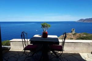 Maisons de vacances Coin de paradis vue dominante sur mer, montagne et tour genoise avec jacuzzi : photos des chambres