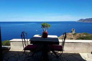 Coin de paradis vue dominante sur mer, montagne et tour génoise avec jacuzzi