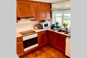 Lägenhet med havsutsikt & uteplats i vårt hus på Käringön