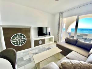 Aguamarina Frontline Beach, Direct Sea Views POOL - EaW Homes