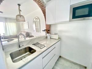Aguamarina Frontline Beach, Direct Sea Views POOL - EaW Homes